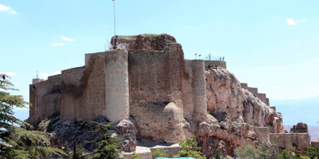 3000 yıldır ayakta duruyor, hikayesi şaşırtıyor! Kar altında eşsiz manzara: Harput Kalesi’nin sütten yapıldığına inanılıyor 6